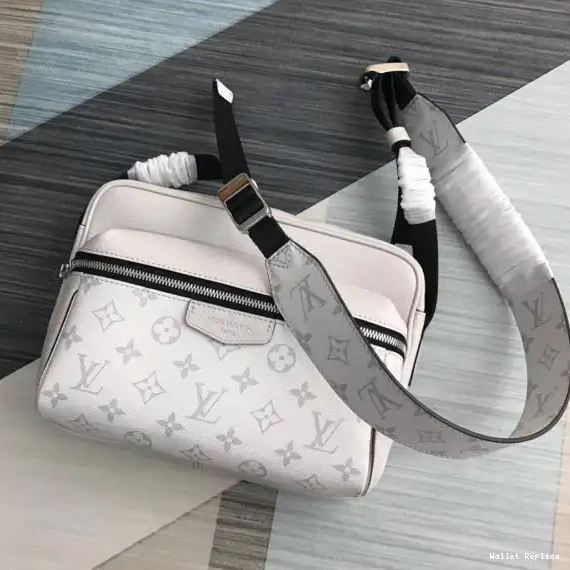 Affordable LOUIS VUITTON OUTDOOR MESSENGER 0629